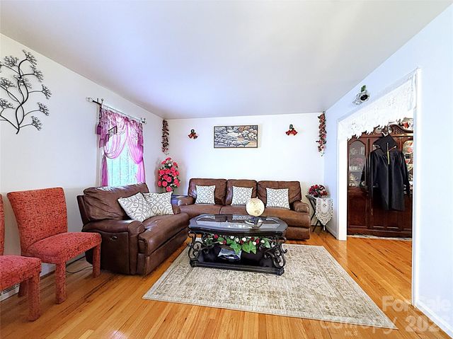 6824 Marlbrook Drive, Charlotte, NC 28212
