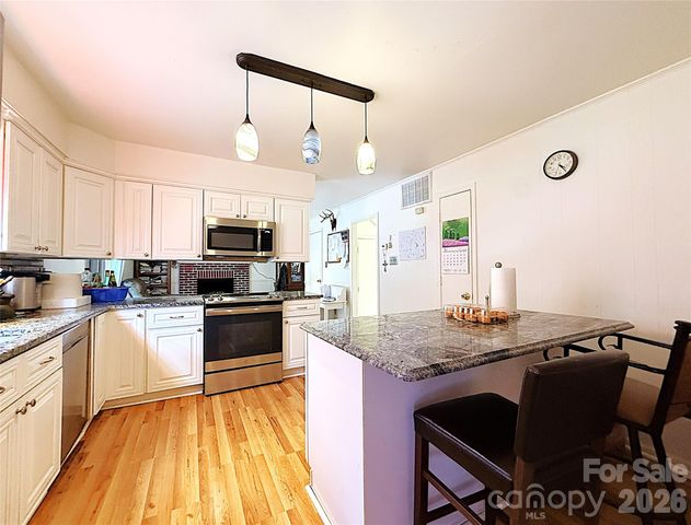 6824 Marlbrook Drive, Charlotte, NC 28212