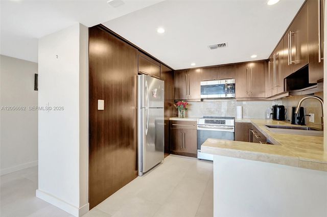 3675 N Country Club Dr 2310, Aventura, FL 33180