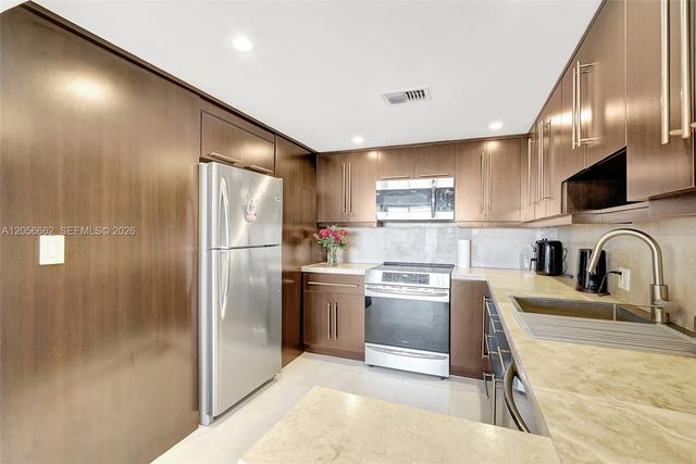 3675 N Country Club Dr 2310, Aventura, FL 33180