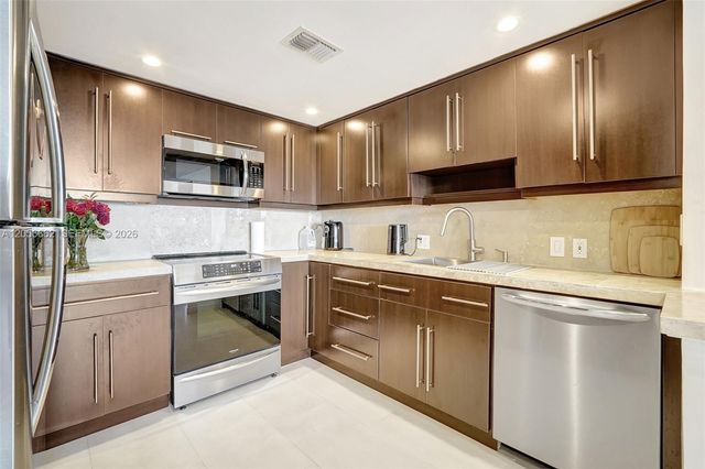 3675 N Country Club Dr 2310, Aventura, FL 33180