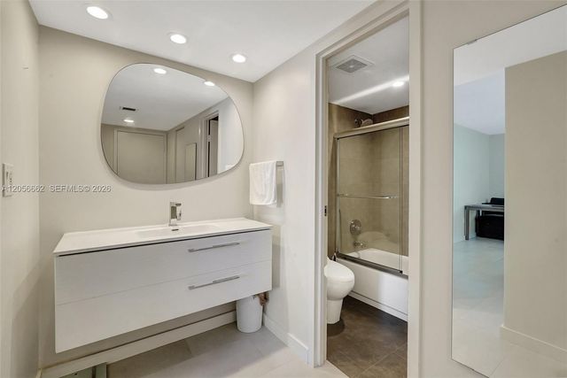3675 N Country Club Dr 2310, Aventura, FL 33180