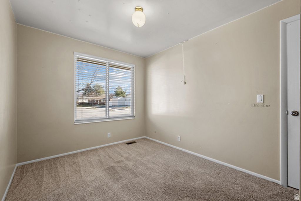 Image 16 of property listing at 876 E CHARIOT DR, Sandy, UT 84094