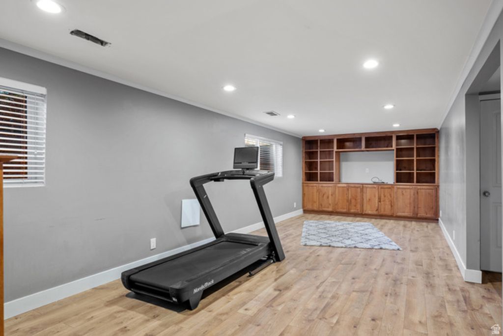 Image 17 of property listing at 876 E CHARIOT DR, Sandy, UT 84094