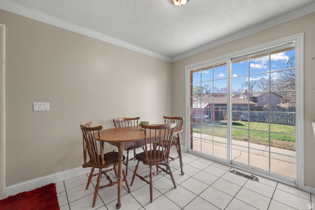 Image 8 of property listing at 876 E CHARIOT DR, Sandy, UT 84094