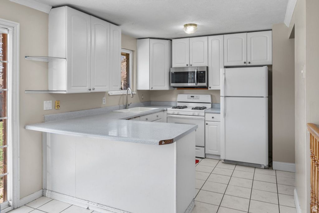 Image 9 of property listing at 876 E CHARIOT DR, Sandy, UT 84094