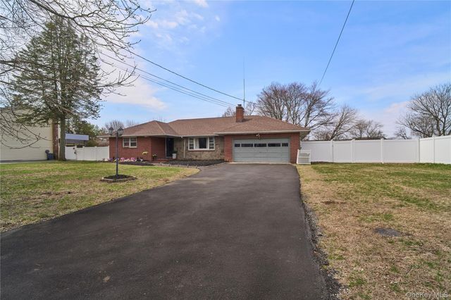 42 Peary Street, West Babylon, NY 11704