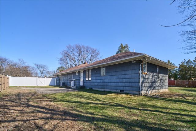 42 Peary Street, West Babylon, NY 11704