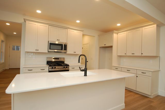 27B Griffin Road, Hudson, NH 03051