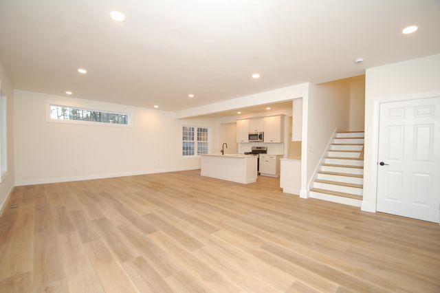 27B Griffin Road, Hudson, NH 03051