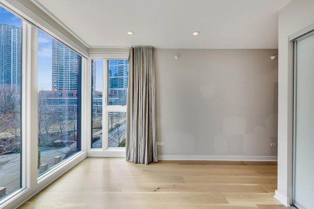 198 N Park Drive 198, Chicago, IL 60601