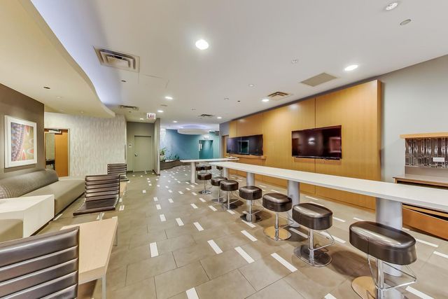198 N Park Drive 198, Chicago, IL 60601
