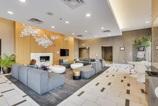 198 N Park Drive 198, Chicago, IL 60601
