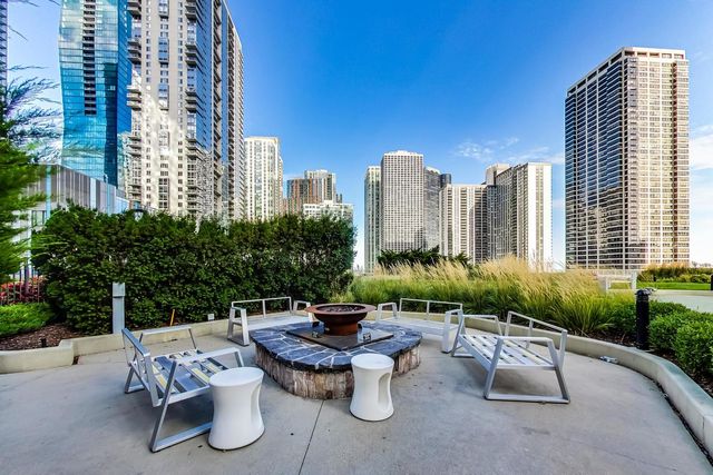 198 N Park Drive 198, Chicago, IL 60601