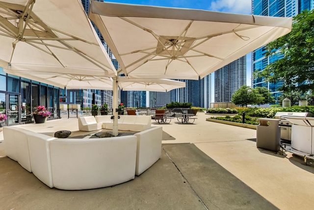 198 N Park Drive 198, Chicago, IL 60601