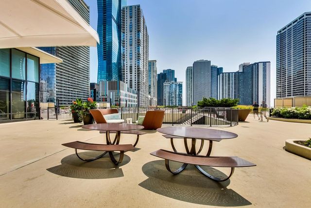 198 N Park Drive 198, Chicago, IL 60601