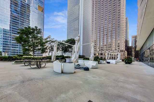 198 N Park Drive 198, Chicago, IL 60601