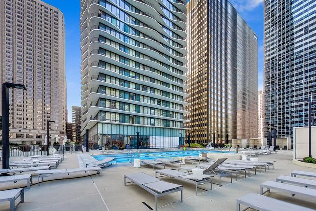 198 N Park Drive 198, Chicago, IL 60601