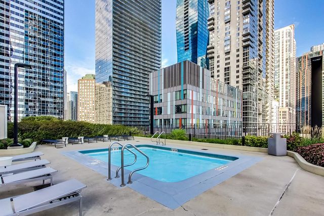 198 N Park Drive 198, Chicago, IL 60601