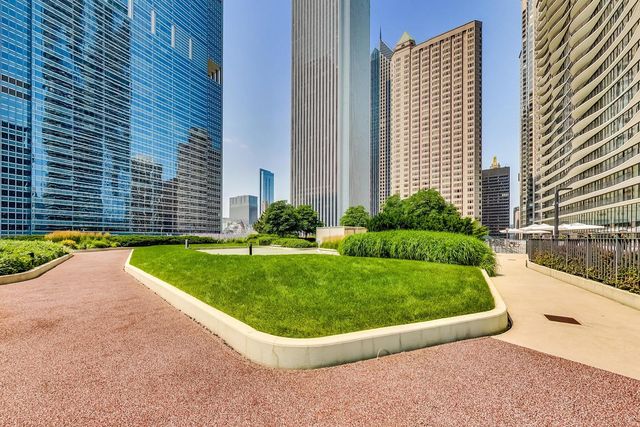 198 N Park Drive 198, Chicago, IL 60601
