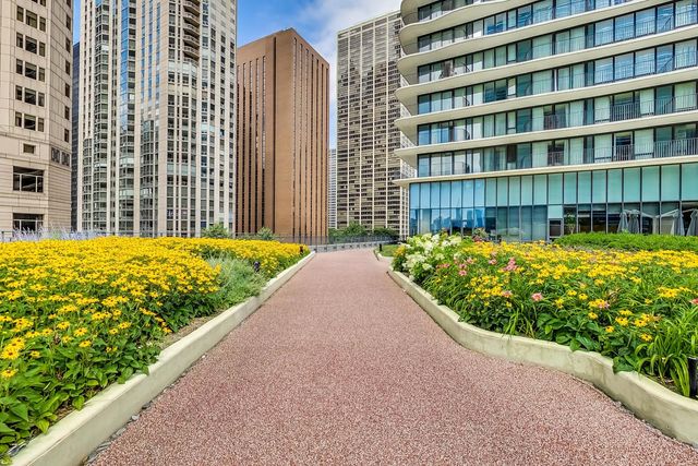 198 N Park Drive 198, Chicago, IL 60601