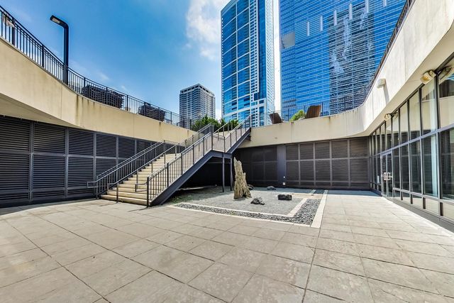 198 N Park Drive 198, Chicago, IL 60601