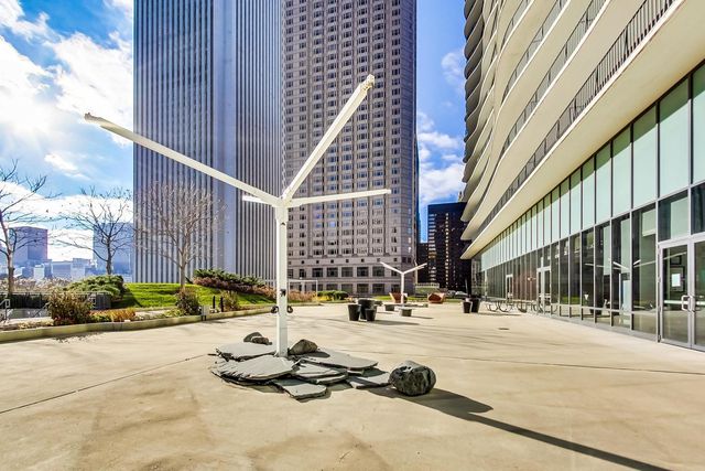 198 N Park Drive 198, Chicago, IL 60601