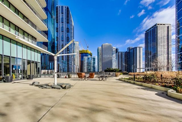 198 N Park Drive 198, Chicago, IL 60601