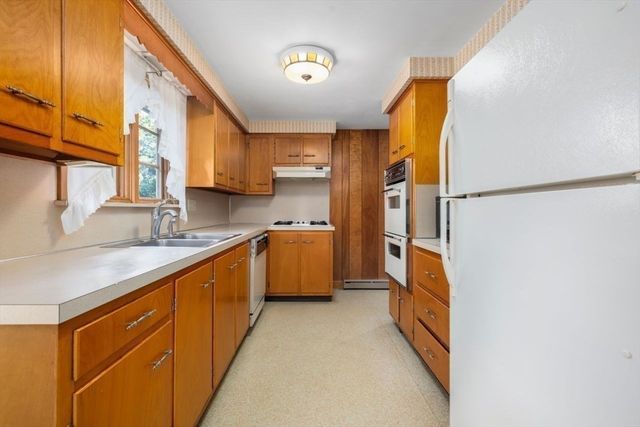 27 Hinsdale St, Swansea, MA 02777