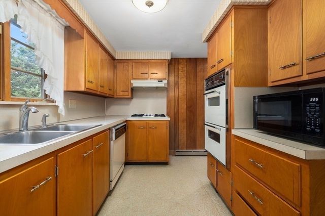 27 Hinsdale St, Swansea, MA 02777