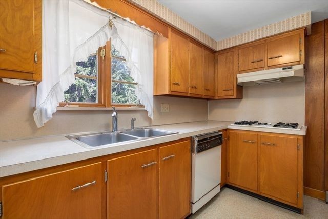 27 Hinsdale St, Swansea, MA 02777