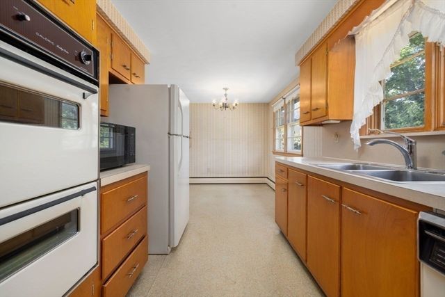 27 Hinsdale St, Swansea, MA 02777