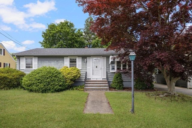27 Hinsdale St, Swansea, MA 02777