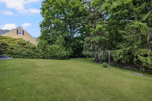 27 Hinsdale St, Swansea, MA 02777