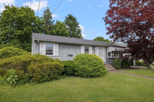 27 Hinsdale St, Swansea, MA 02777