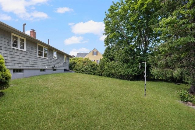 27 Hinsdale St, Swansea, MA 02777