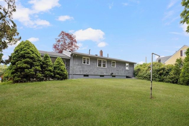27 Hinsdale St, Swansea, MA 02777