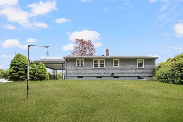 27 Hinsdale St, Swansea, MA 02777