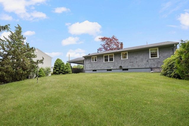 27 Hinsdale St, Swansea, MA 02777