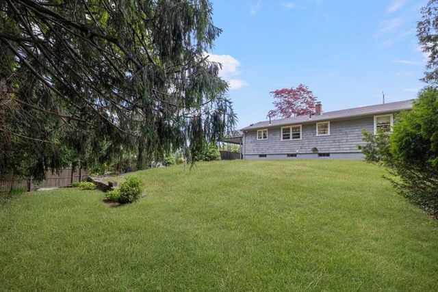 27 Hinsdale St, Swansea, MA 02777