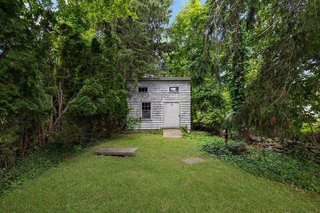 27 Hinsdale St, Swansea, MA 02777