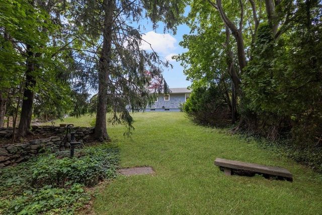 27 Hinsdale St, Swansea, MA 02777