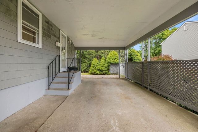 27 Hinsdale St, Swansea, MA 02777