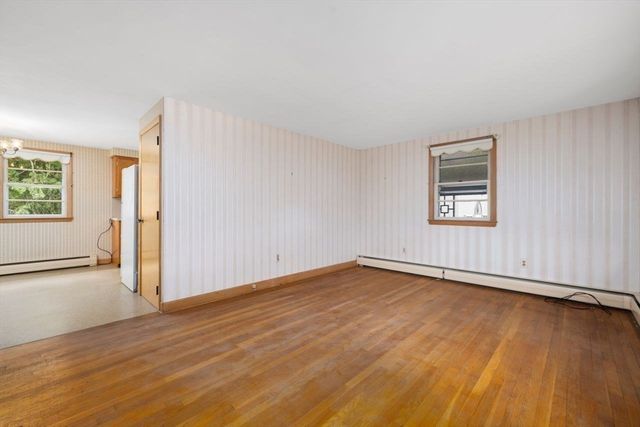27 Hinsdale St, Swansea, MA 02777