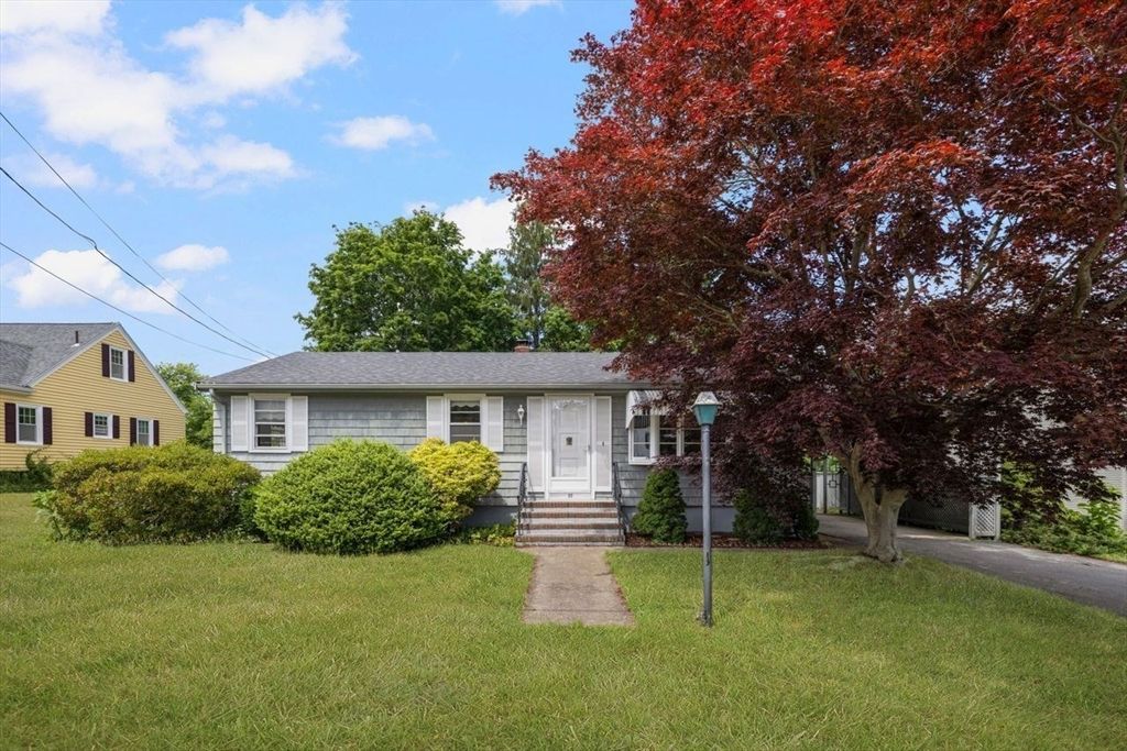 27 Hinsdale St, Swansea, MA 02777