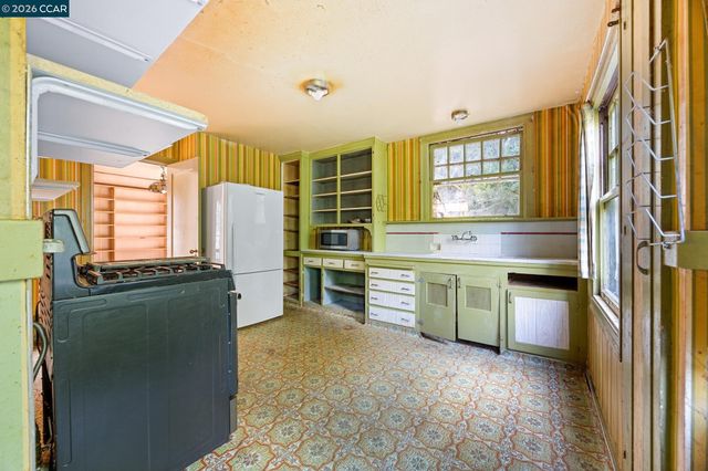 11 Edgecroft Rd, Kensington, CA 94707