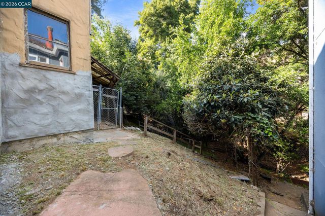 11 Edgecroft Rd, Kensington, CA 94707