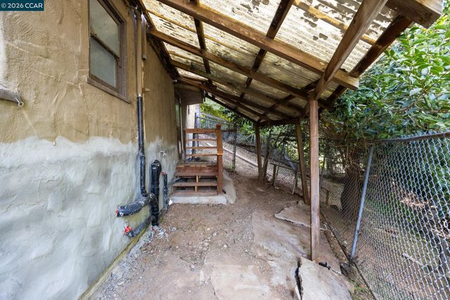 11 Edgecroft Rd, Kensington, CA 94707