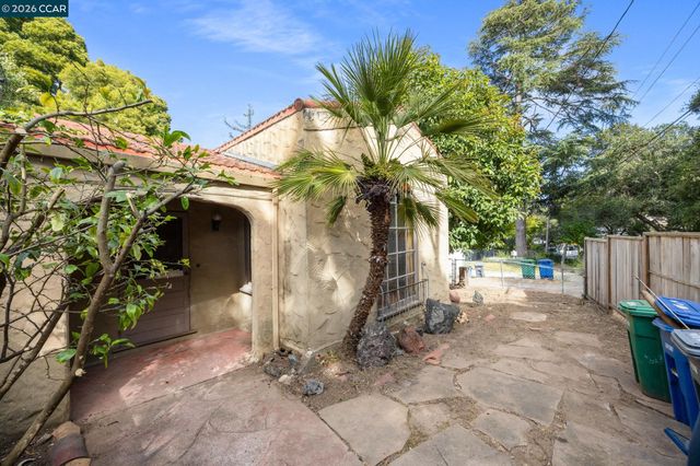 11 Edgecroft Rd, Kensington, CA 94707