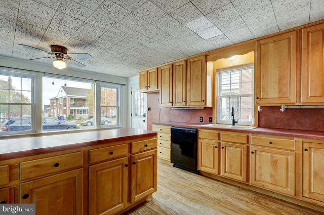 148 E BROAD ST, New Holland, PA 17557